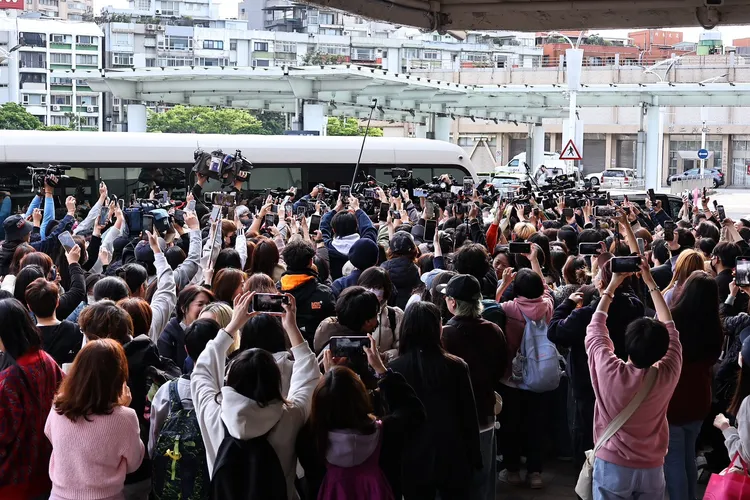 木村拓哉上車後，粉絲擠著車門前搶拍。特勤中心攝