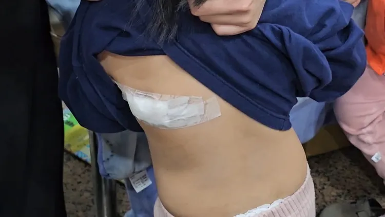 女童送醫包紮後幸無大恙。翻攝畫面