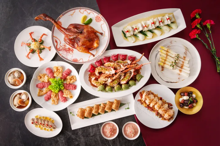 寒舍食譜5/3、5/4、5/10及5/11午晚餐推出粵式六人宴席2萬5800元+10%，嚴選龍蝦、鮮鮑、官燕入饌，細膩詮釋粵饌風華。台北寒舍艾美酒店提供