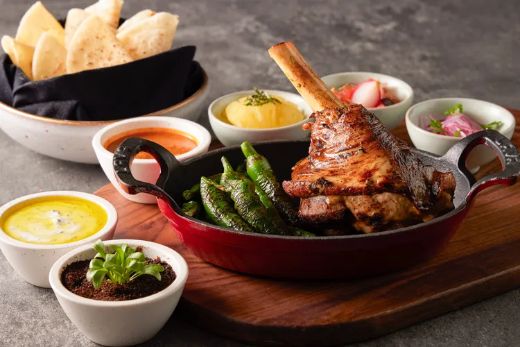 信義區超人氣餐廳TIPSY Sparrow五月推薦新菜「燉羊膝・煙燻墨西哥辣椒・塔克」，燉煮至軟嫩入味的羊膝，以自製手工烤餅包裹享用。台北寒舍艾美酒店提供