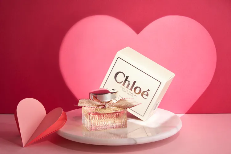 前30組入住寒舍艾美「綻采艾心」母親節住房專案的旅客，每房額外贈送法國香氛品牌Chloé光蘊玫瑰淡香精30毫升乙瓶。台北寒舍艾美酒店提供