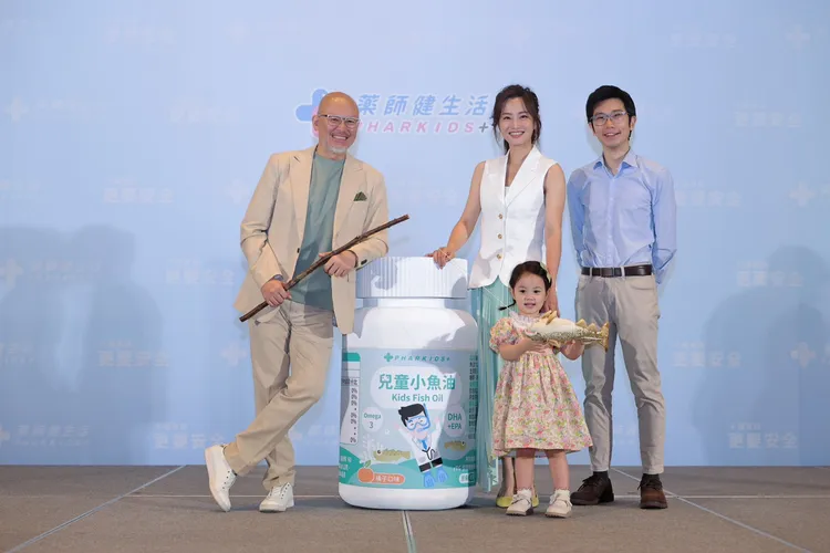 趙小僑、劉亮佐帶著女兒和品牌方一起合影。藥師健生活提供