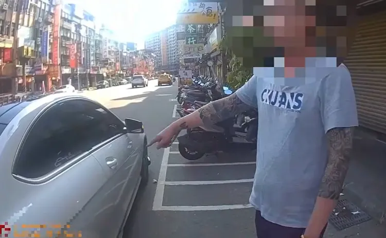 刺青男的車遭檢舉。警方提供