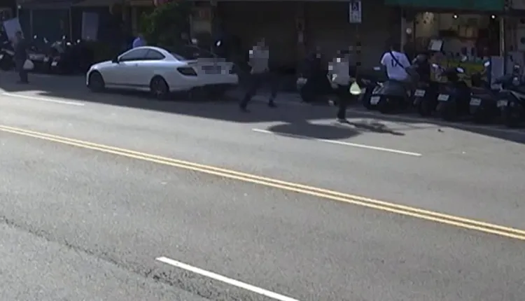 雙方於街上追逐，警方提供