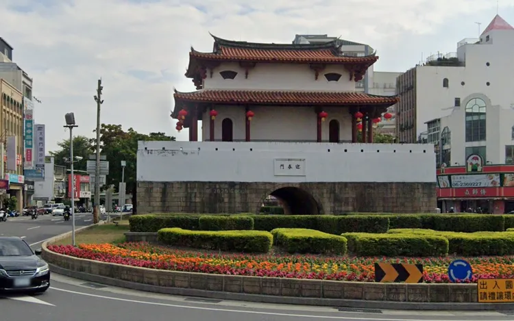 國定古蹟東門城圓環成為街頭裸拍場景。取自google map