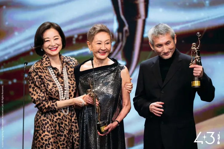 林青霞（左）為施南生、徐克頒發「終身成就獎」。翻攝香港電影金像獎臉書