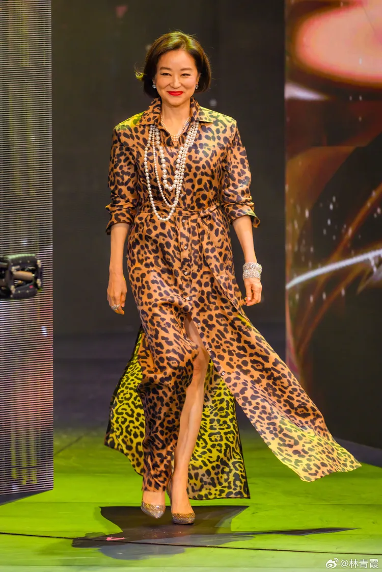 林青霞疊搭不同大小的珍珠項鍊，為野性豹紋增添優雅。翻攝微博