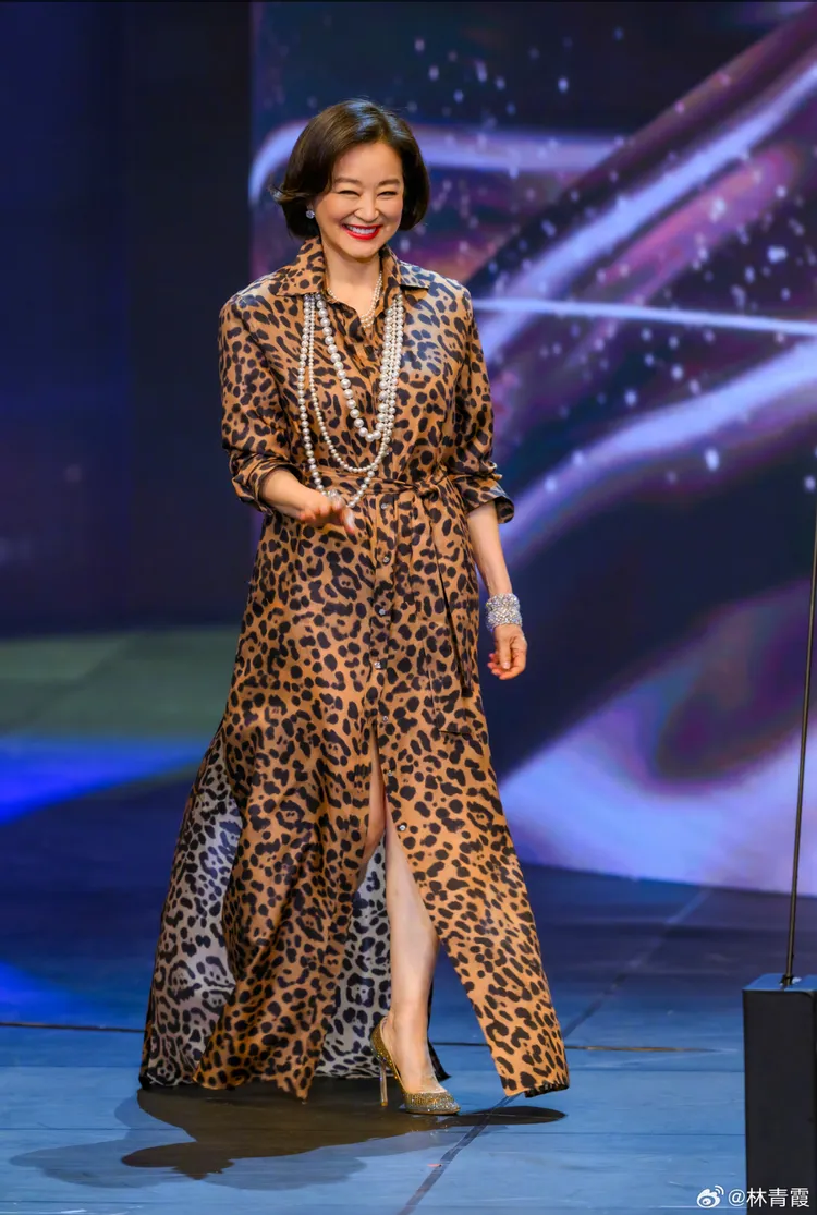 林青霞身著TOM FORD豹紋洋裝。翻攝微博