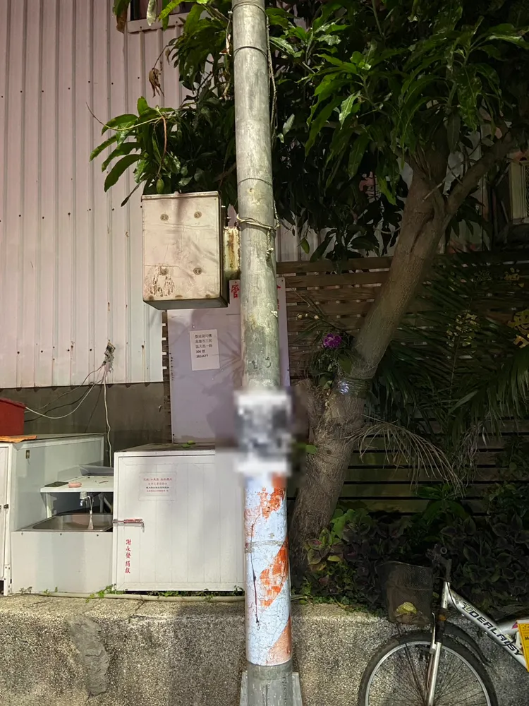 許男頭像被製成海報，張貼在燈桿上。翻攝畫面