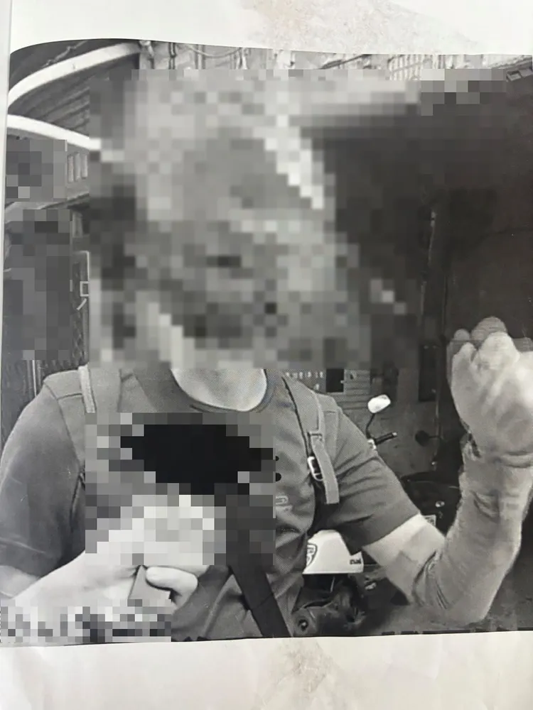 許男頭像被製成海報，張貼在燈桿、三角錐、汽車上。翻攝畫面