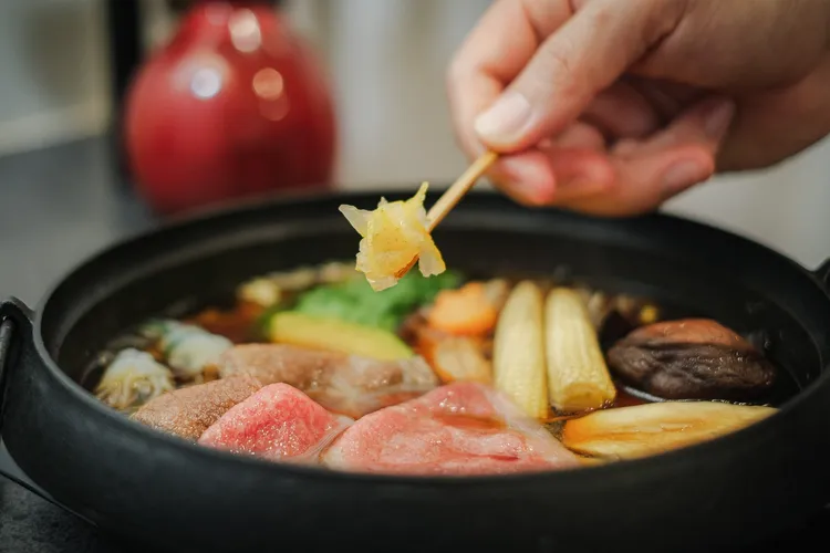 作為靈魂的壽喜燒湯底，可於烹煮後段加入柚子絲，為整體風味畫下清透果香的尾韻。業者提供