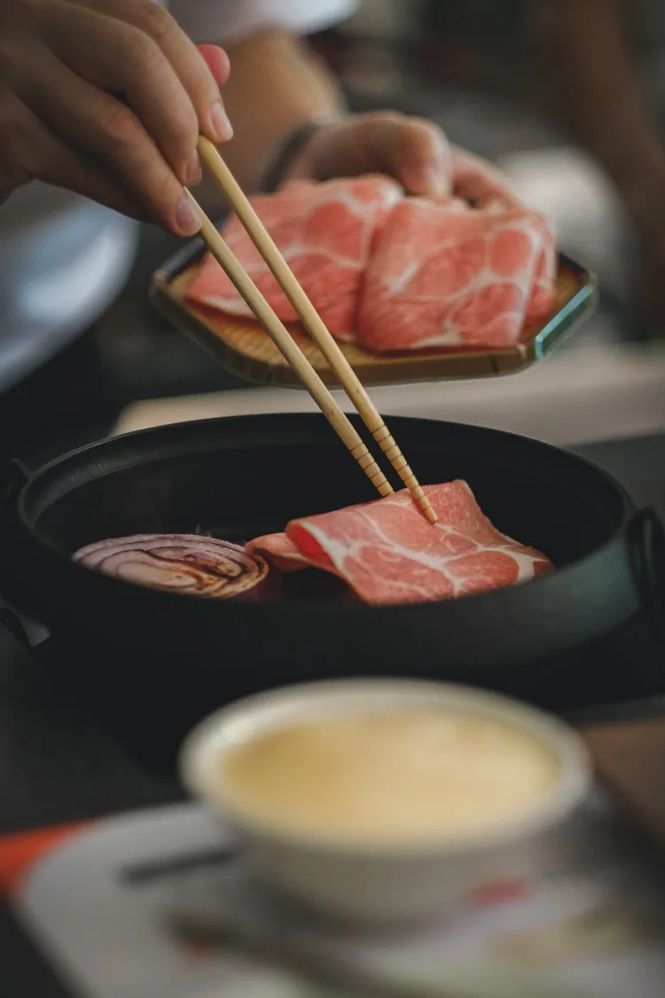 「玉兔壽喜燒專門店」傳承關西式壽喜燒的講究工序，並配有專人為顧客親手開鍋，首先以牛／豬油塊熱鍋煎融，再將肉片下鍋輕煎。陳揚盛攝