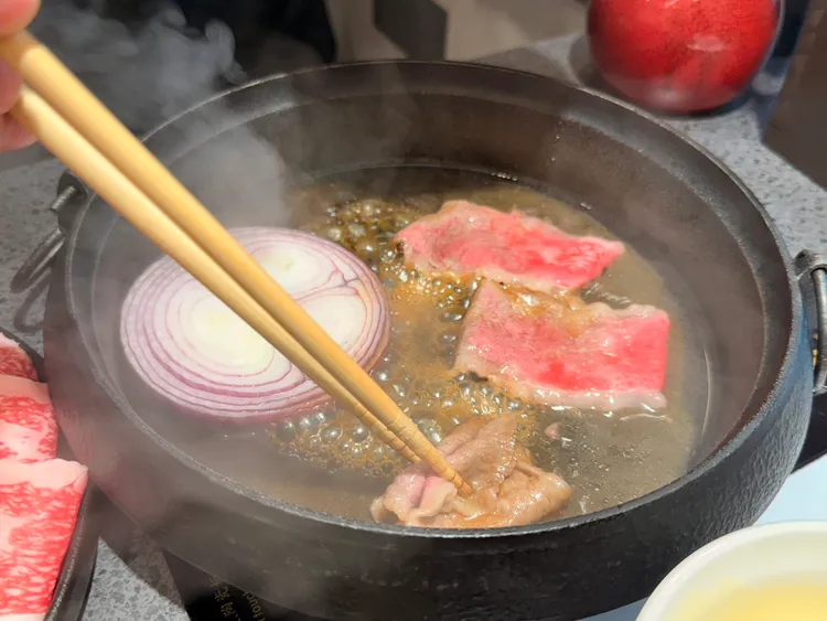 肉片伴隨高溫產生的梅納反應，香氣撲鼻、肉汁緊鎖，此時輕輕撒上風味溫潤、甜度適中的日本上白糖進行焦糖化，使肉質風味更加豐富。陳揚盛攝