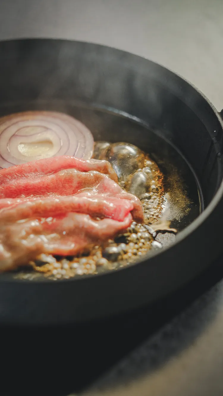 接著倒入以日本濃口醬油、味醂、清酒、砂糖與大量蔬果共同熬煮的秘製壽喜燒醬汁。業者提供