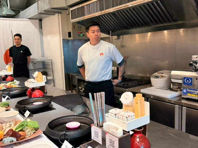 王斯楷(右)察覺台灣民眾對「壽喜燒」格外鍾情，便再度攜手錸德集團，在台北忠孝SOGO商圈推出全新餐飲品牌「玉兔壽喜燒專門店」。陳揚盛攝