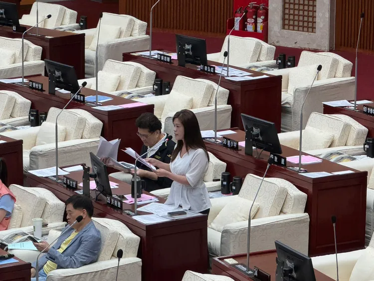 民進黨台北市議員洪婉臻痛批社會局嚴重失職。記者張綵茜攝