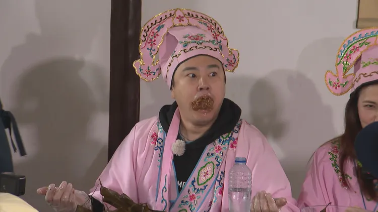 綠茶吃到滿嘴都是食物。綜藝玩很大提供