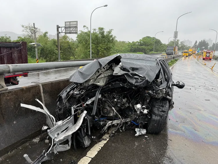 BMW駕駛疑天雨路滑失控衝向對向車道釀禍，車頭面目全非。翻攝畫面