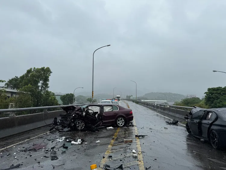 紅色轎車Skoda(圖左)車頭嚴重毀損，駕駛一度受困車內，車體變形擠壓到大腿骨折。翻攝畫面