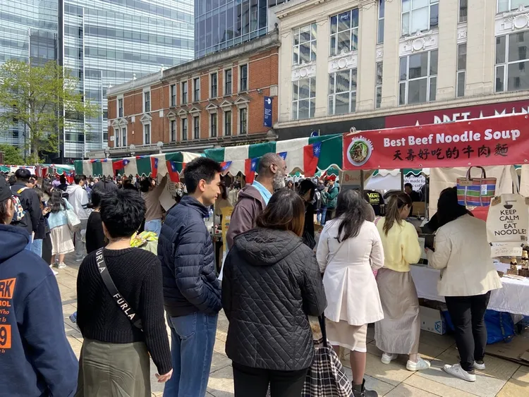 體驗台灣Experience Taiwan飲食文化節在倫敦舉行，現場有台灣經典小吃和各式各樣夜市特有的攤位，吸引大批民眾參加。 中央社