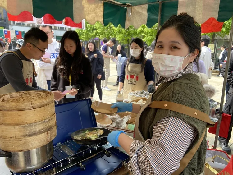 來自台灣的主廚洪悅菱在現場煎蚵仔煎，她說，風有點大，很難控制火候；排隊的人太多，能做料理給大家吃，她感到很開心。 中央社