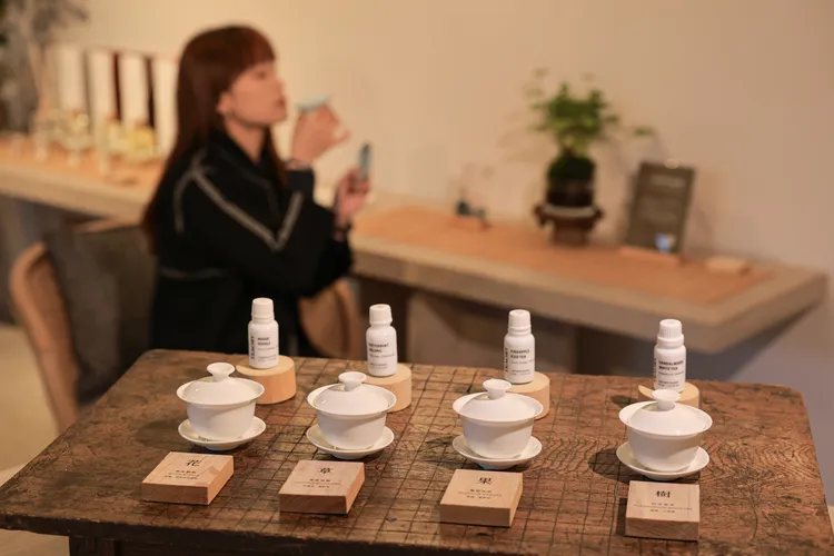 一日茶道在北投晶泉公共空間規劃獨沉浸式「聞香」體驗，透過線上測驗找尋適合自己的香氛。北投晶泉丰旅提供