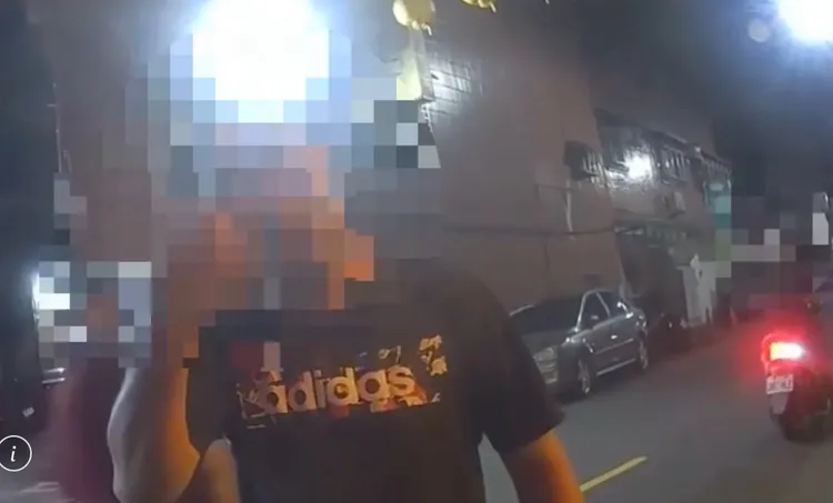 陳男案發後不知悔改，警員告誡打人就是不對，帶回警局偵辦。翻攝畫面