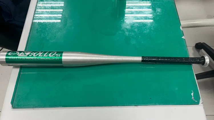 警方查扣陳男行兇所用球棒。翻攝畫面