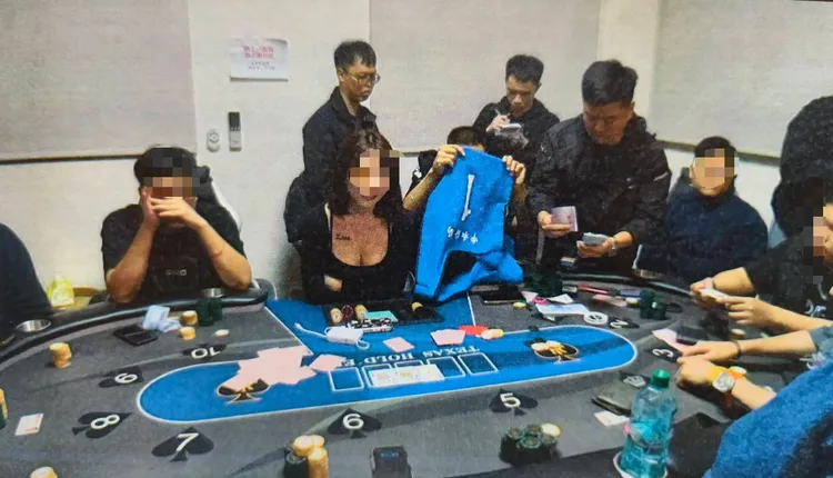 女荷官身穿低胸吸引賭客上門，被逮後稱是賭客朋友。翻攝畫面