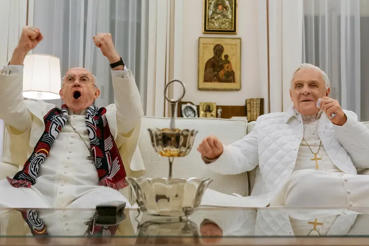 片中讓本篤十六世（右）與方濟各一同觀賞足球賽，可說是神來一筆。