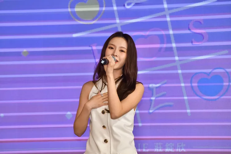 莊錠欣現場演唱新歌《你是我最美的星光》。圖／艾曼鑫影音提供