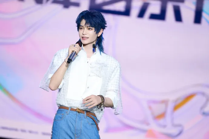 丁禹兮換了第二套服裝。翻攝丁禹兮工作室微博