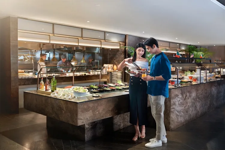 「悅．市集」全日自助餐廳祭出身分證優惠，對中513或514三碼數字，享四人同行一人免費。台北新板希爾頓酒店提供