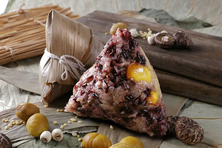 台糖長榮酒店（台南）龍粽禮盒（六入），5/1前預購享1280優惠價。業者提供