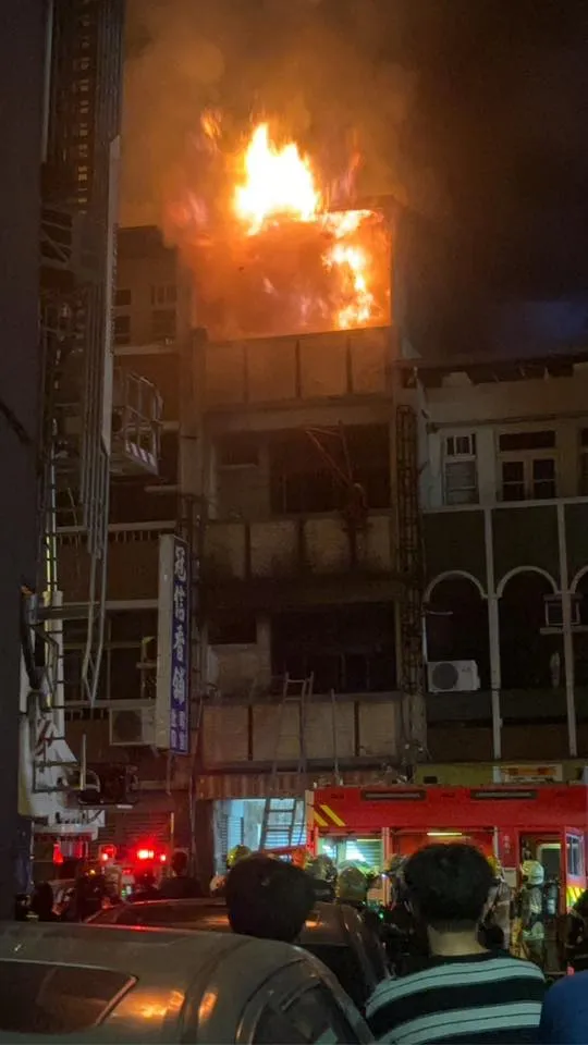 台南金紙店大火，現場不斷傳出鞭炮炸裂聲。翻攝《台南大小事》臉書