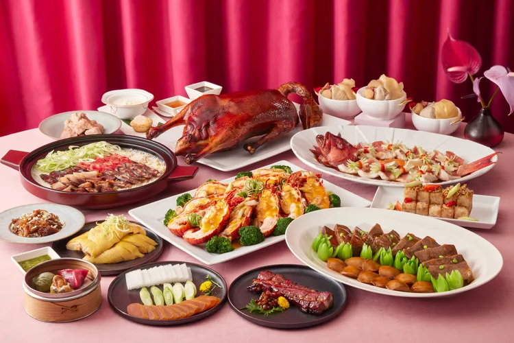 辰園獻經典粵式桌席，招牌黃金片皮鵝三吃、蜜汁叉燒等奢華美味，適合闔家共享的節慶盛宴。台北喜來登大飯店提供