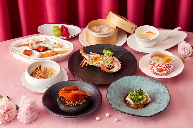 米其林一星餐廳「請客樓」獻上頂級星饌，其中主廚招牌大紅袍花椒妙齡乳鴿，香麻細膩，饗寵媽咪味蕾。台北喜來登大飯店提供