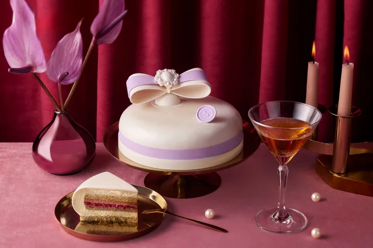 The Deli即日起至5/8推出「珍珠夫人」母親節蛋糕，融合近期最夯的開心果風味，搭配甘納許與覆盆子果餡，交織優雅層次。台北喜來登大飯店提供