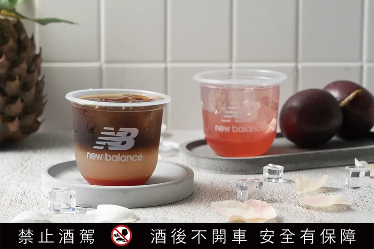 New Balance與Cafe from mars 限時推出限定飲品Urban Pop 夏日柚香咖啡、Peach Drifter桃氣旅者。品牌提供