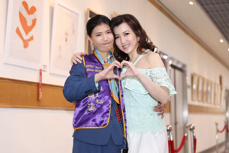 廖家儀與抗癌成功的好友一起合影。彭欣偉攝