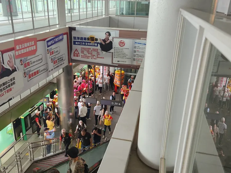 「六房媽」遶境隊伍30多人搭乘台中捷運，捷警隊出動4名警力全程護駕。民眾提供