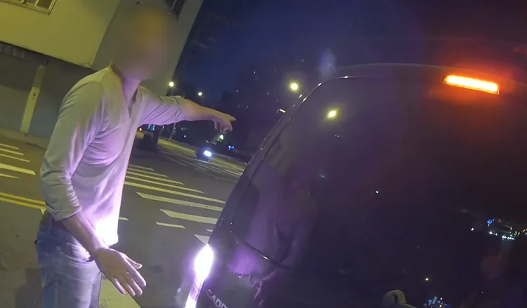 警方協助黑車駕駛推車道路邊。翻攝畫面