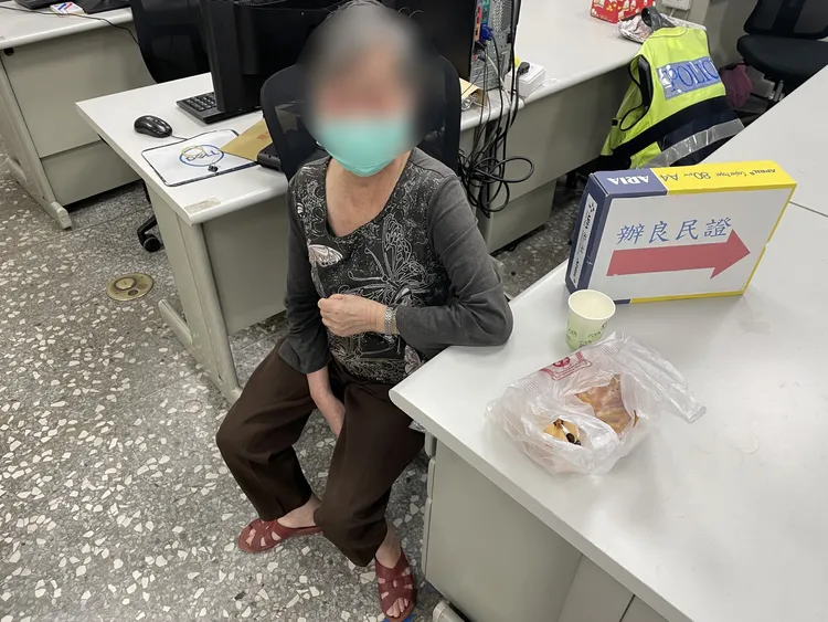 警方將劉婦帶回派出所安歇。翻攝畫面