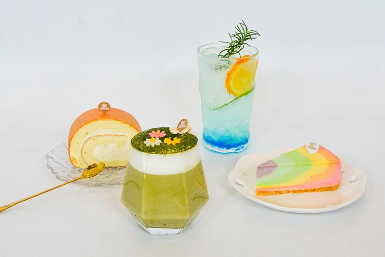 以環保永續為概念設計的下午茶組合，「極光拿鐵」選用抹茶與燕麥奶調製，展現北歐自然意象與低碳選擇；「純淨冰河特調」則以藍柑橘與氣泡水呈現冰河清新感，靈感源自 VOLVO 電動車的零碳排理念，傳遞 VOLVO 凱銳汽車對環保節能的持續性承諾。高雄英迪格酒店提供