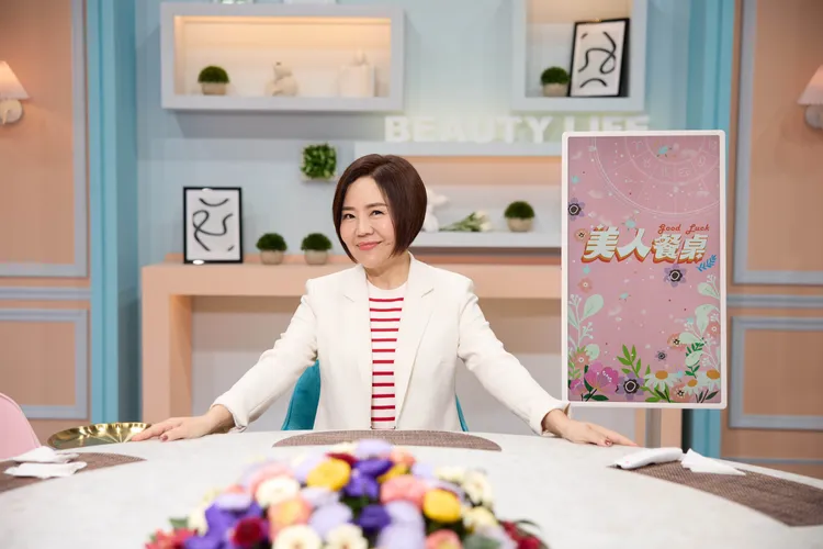 于美人為祈求新節目開錄順利，親身參與大甲媽祖遶境，以扛轎、跪拜媽祖祈求庇佑。東森超視提供