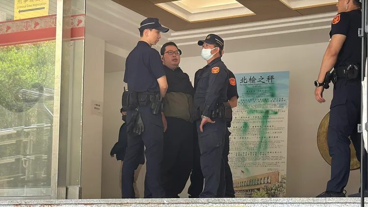 潑漆男子當場遭逮。彭欣偉攝