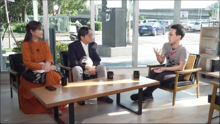 瓦基（右）透露，放棄台積電數百萬年薪當說書人，家人一度反對。節目提供