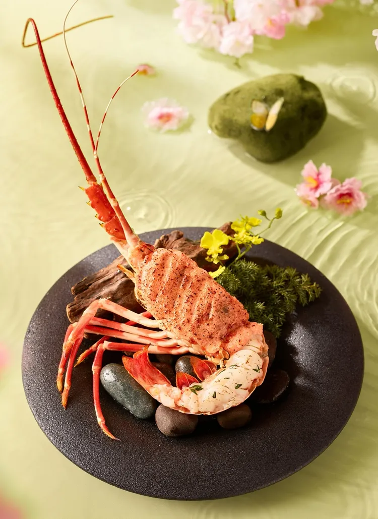 4月底前，前往全台「藝奇 日本料理」出示活動畫面並消費2客980元以上套餐，就招待市價688元的「炙燒明太子龍蝦」1份。王品集團提供