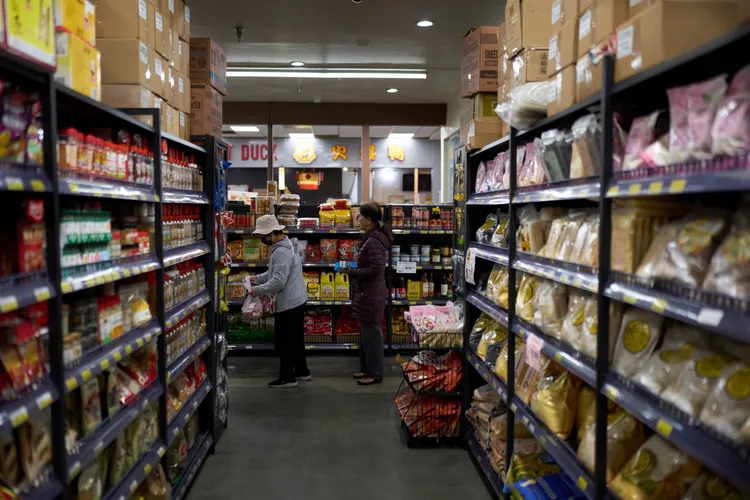 美國億萬富豪庫班日前在社群媒體上呼籲民眾，應該在物價上漲前「大量購入消耗品」。美聯社