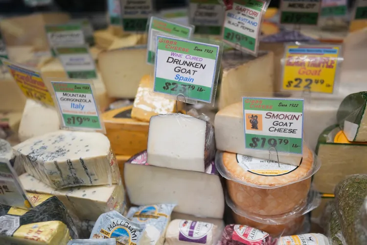 學者認為，恐慌性爆買反而會惡化通膨。美聯社